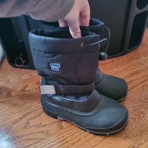 Boys size 3 snow boots